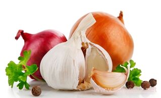 Pest treatment with onions and garlic